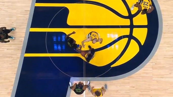 开云中国-🤣笑尿！奎因中场跳球时四次提前起跳 然后最后一次没有跳