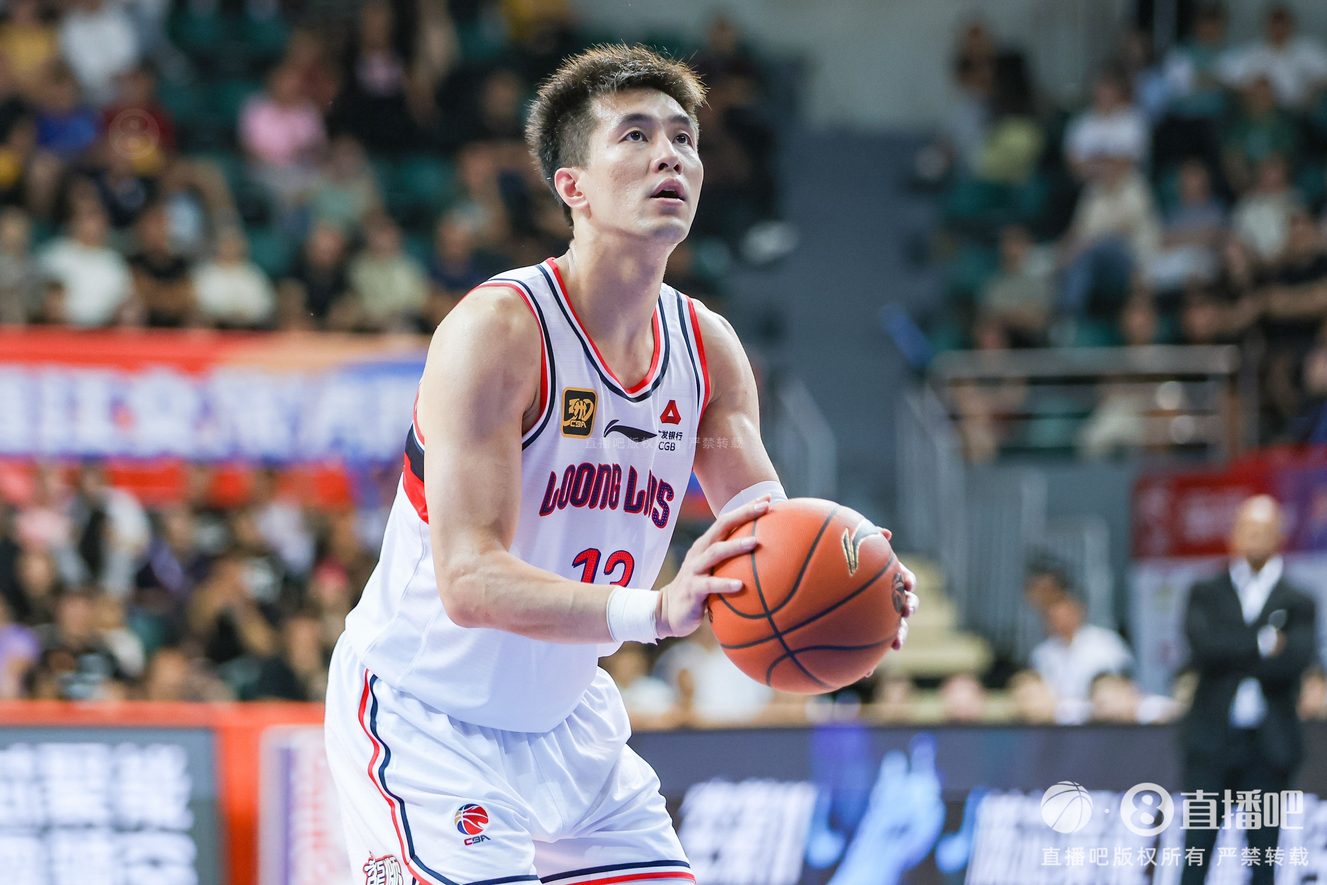 进攻端还是有两把刷子！郭艾伦半场7分钟连续秀操作 拿到7分2板